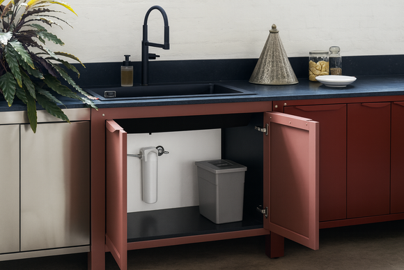 Sistema di filtrazione acqua Think:Wate-Uno Profine installato sotto lavello con tubi di collegamento e rubinetto"